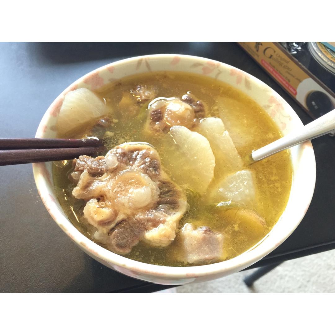 牛尾炖白萝卜汤