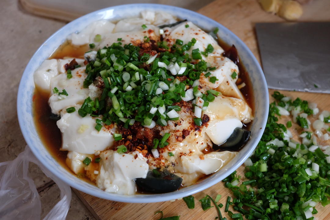 内酯豆腐拌皮蛋的做法