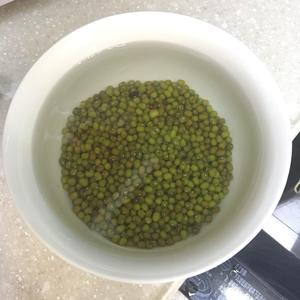 荔枝西瓜银耳绿豆汤的做法 步骤2