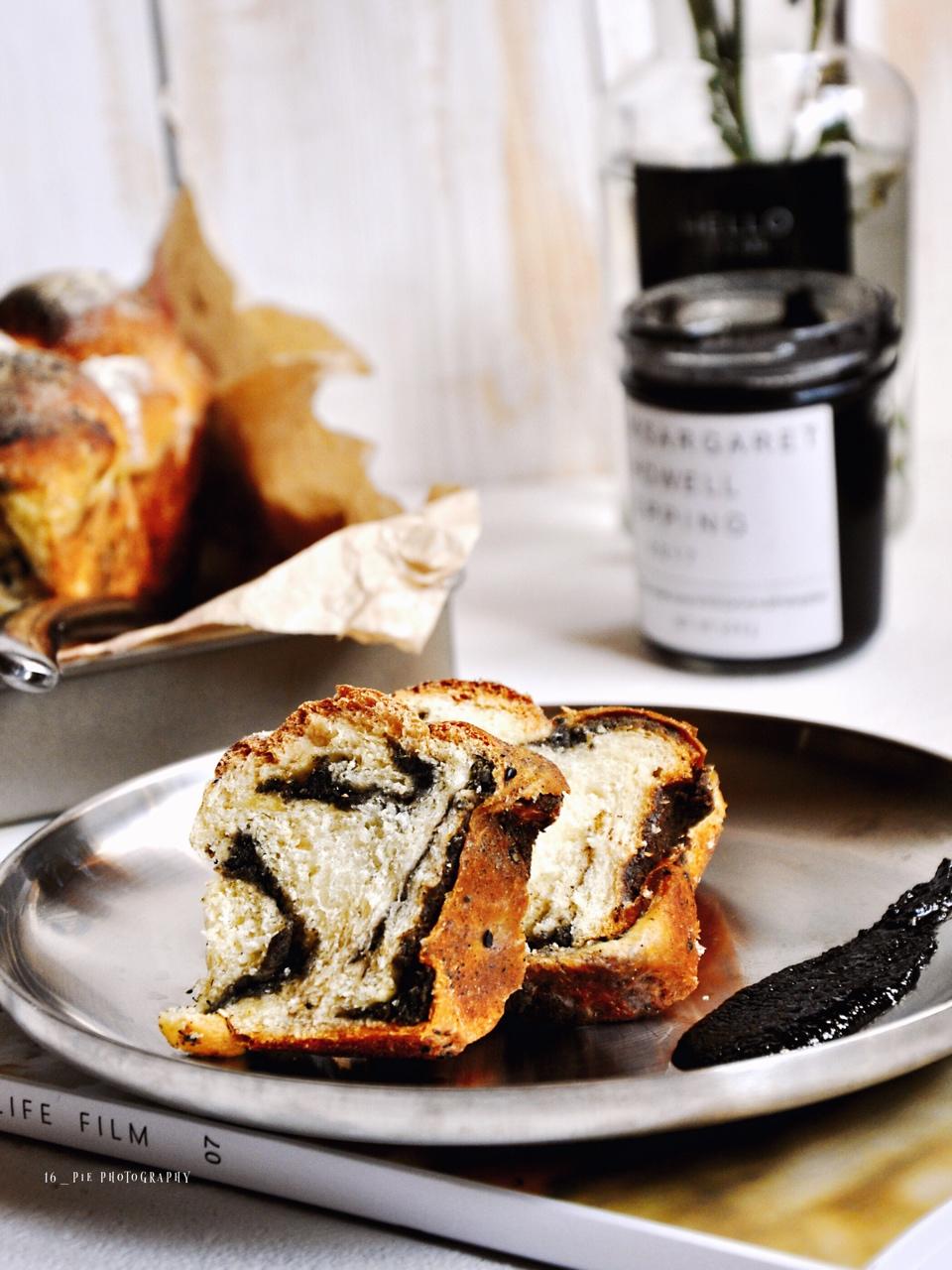 黑芝麻奶酥排包