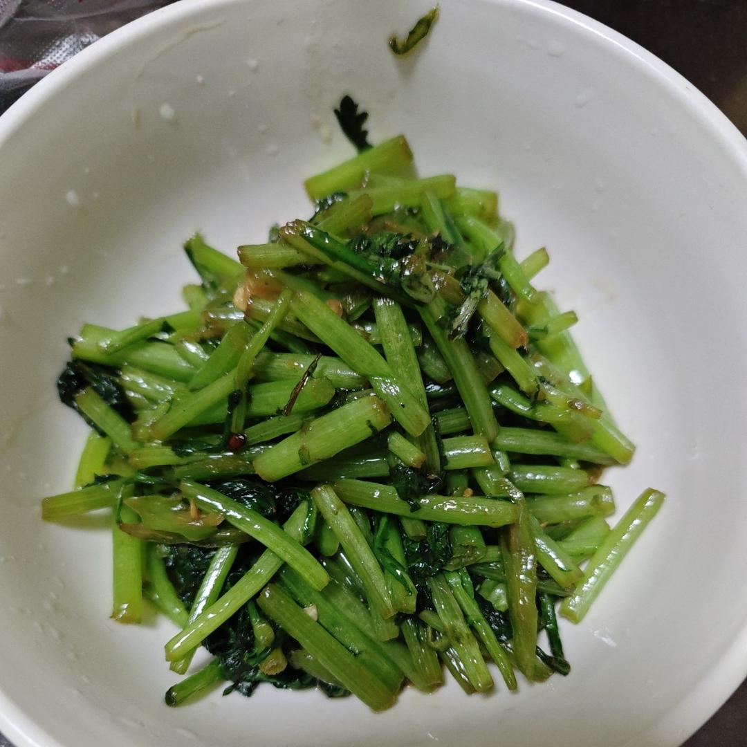 吃不够的 爆炒茼蒿菜！