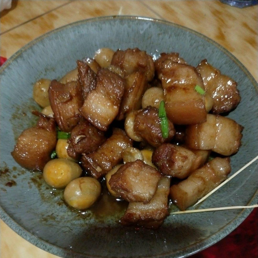 加了鹌鹑蛋后，这盘红烧肉，美味的逆天啦——鹌鹑蛋烧肉（孔瑶食谱）