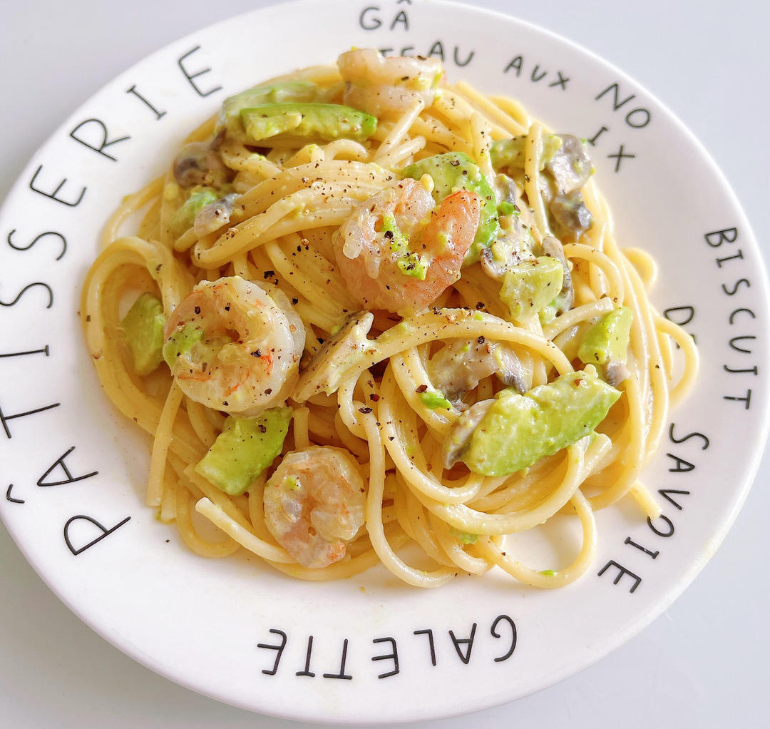 牛油果海虾蒜香奶油意面