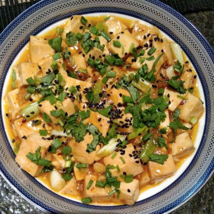 不放肉也超下饭的葱焖豆腐