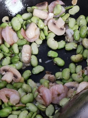 蚕豆瓣子炒虾仁～吃出春天的味道的做法 步骤5