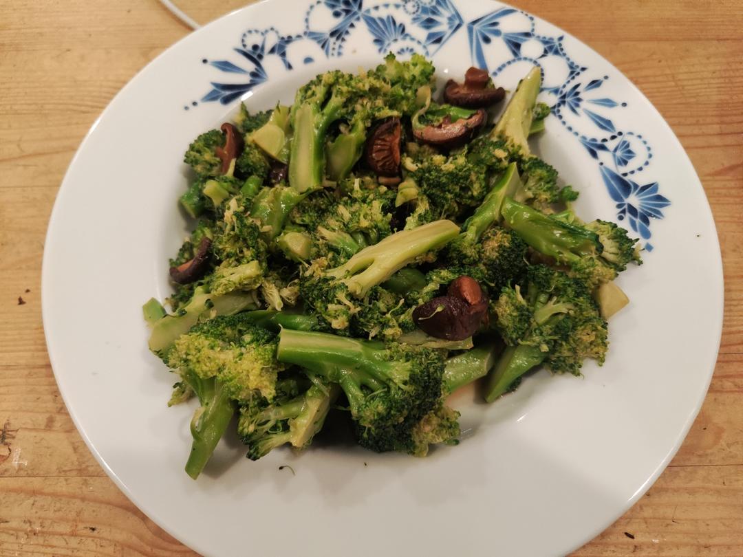 快手小炒——【蚝油西蓝花炒香菇】