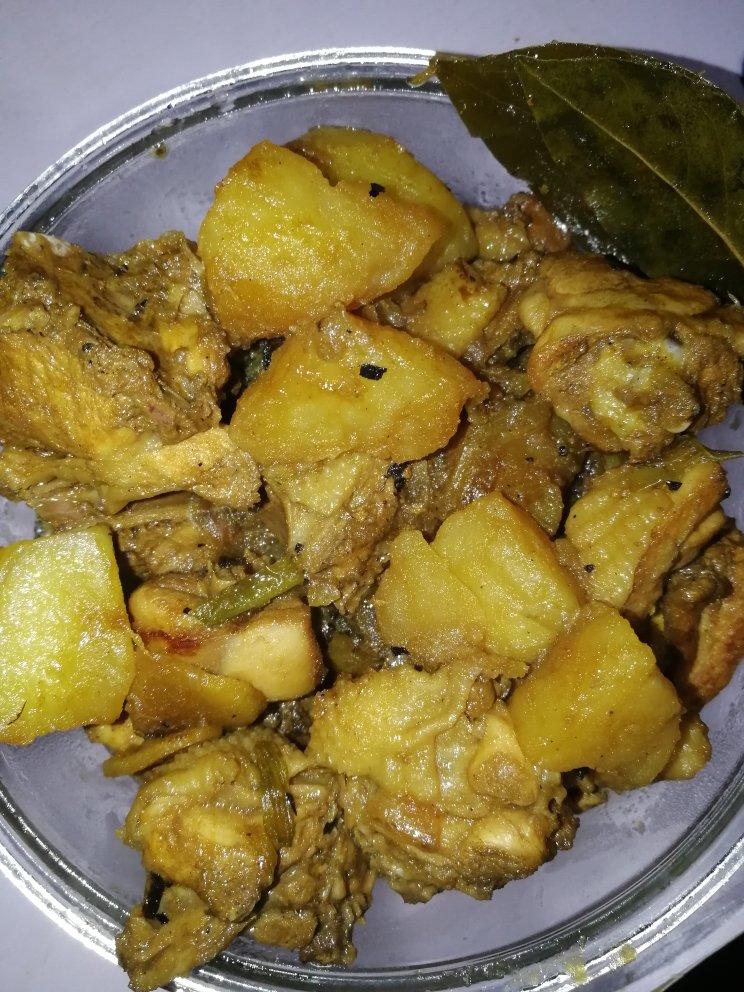 土豆炖鸡块