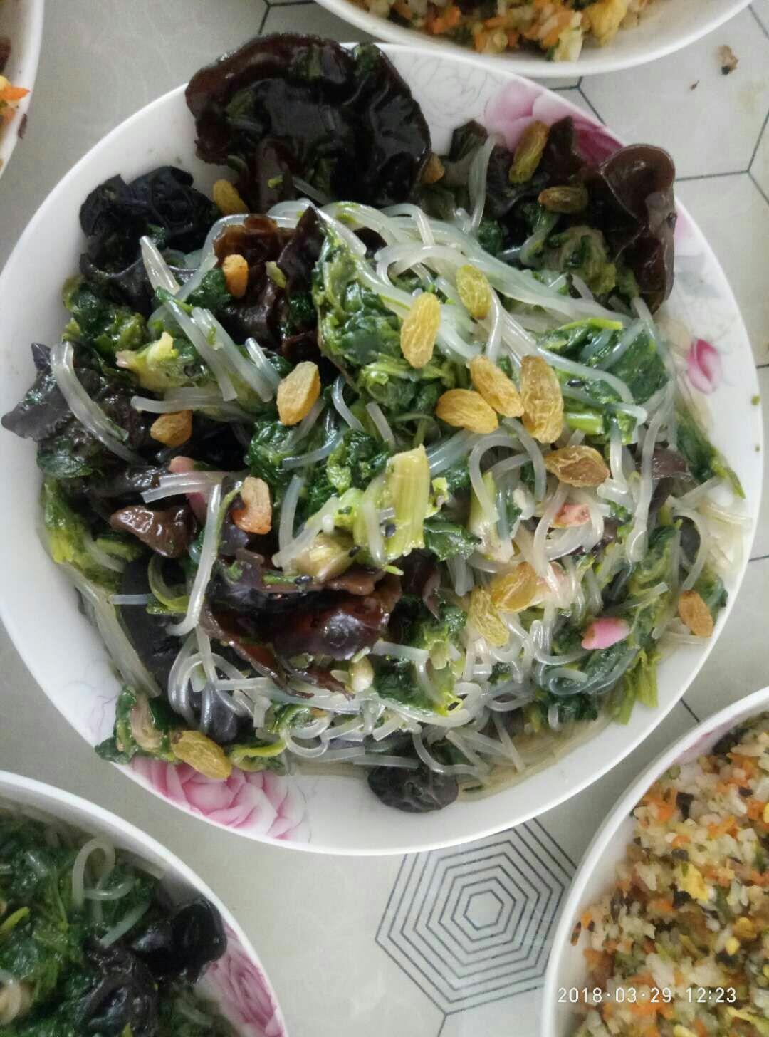 凉拌菠菜木耳粉条黑芝麻葡萄干的做法