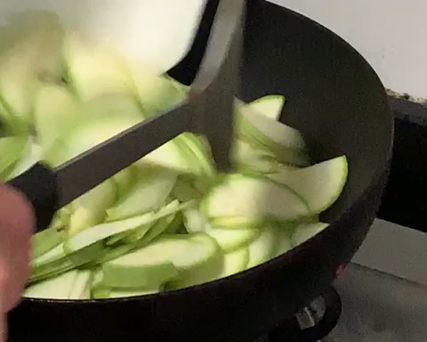 炒炒西葫芦，可酸可辣可原味～（快手菜）的做法 步骤4