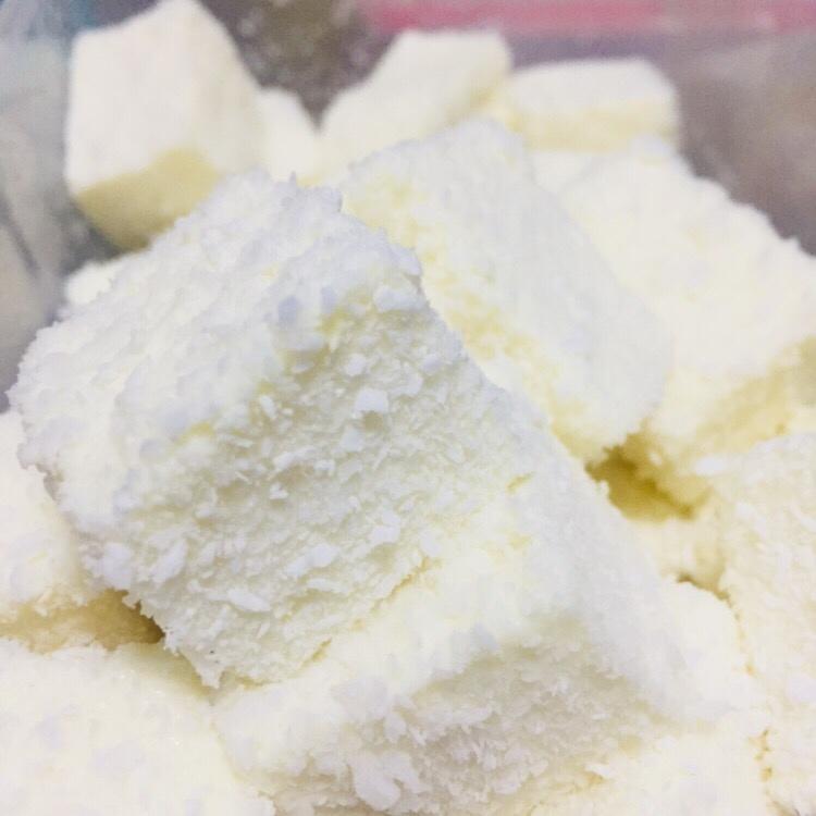 【视频】85度C 椰蓉牛奶小方～不用烤箱的夏日甜点