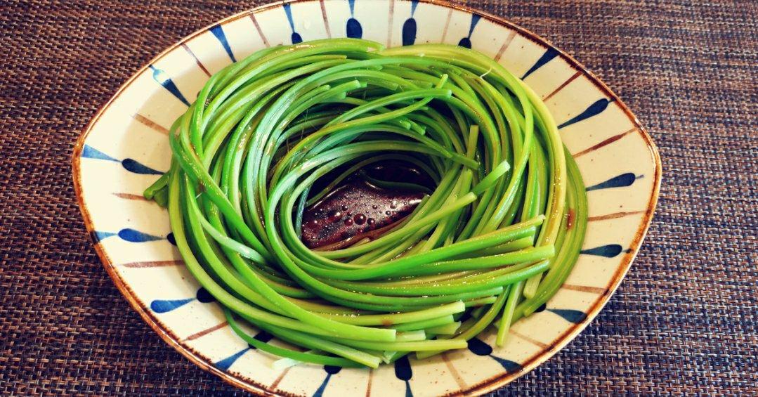 凉拌手撕蒜苔