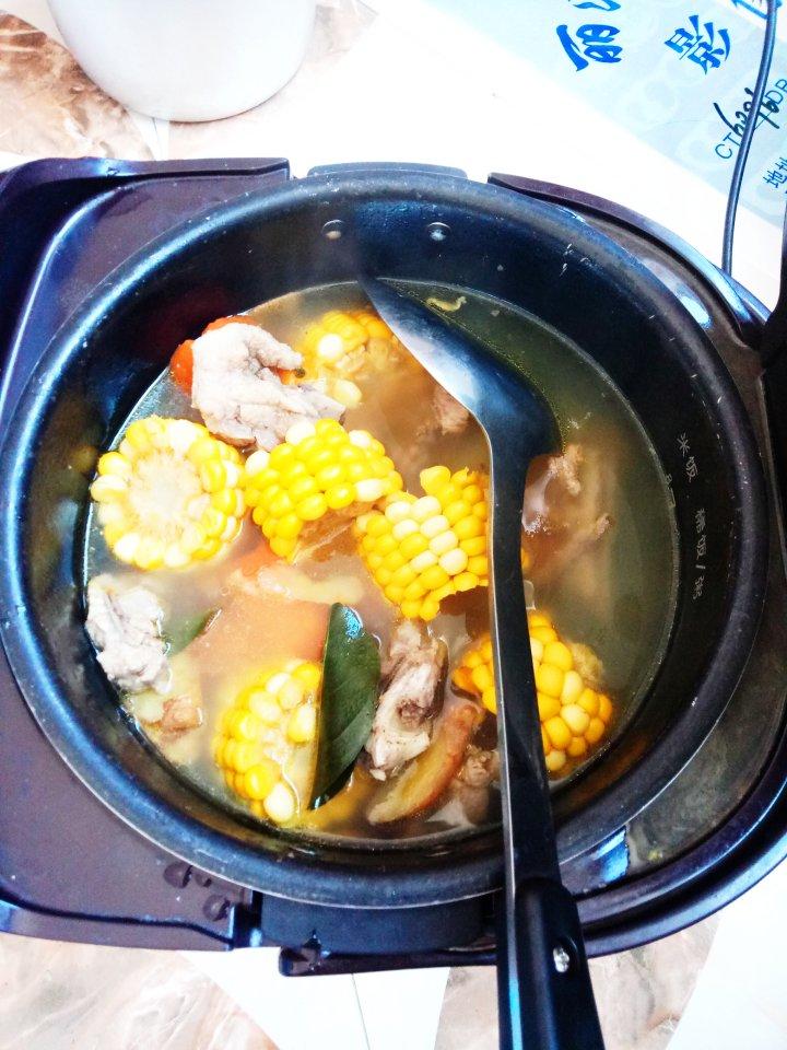 纪悄的猫做的玉米排骨汤
