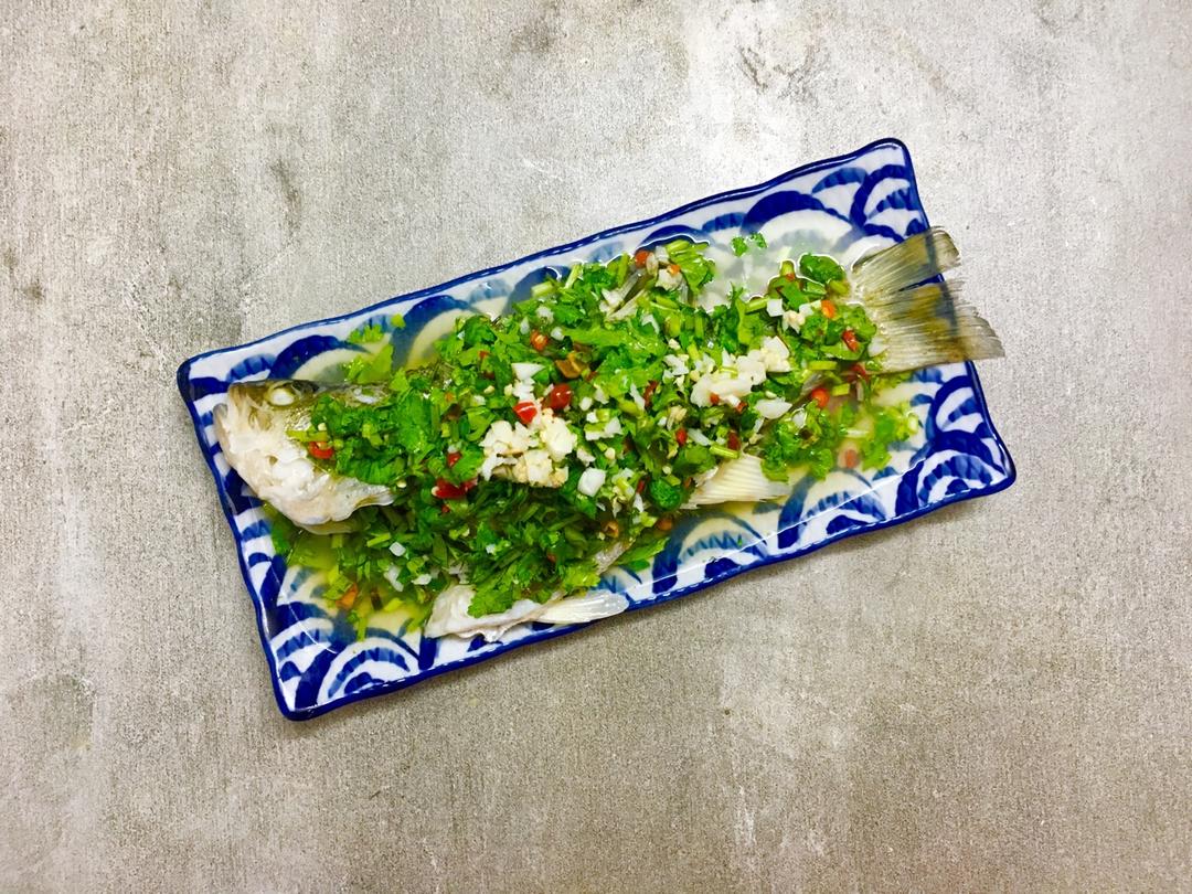 泰式蒸鱼：面朝大海，春暖花开，我反手就蒸了个鱼【曼达小馆】