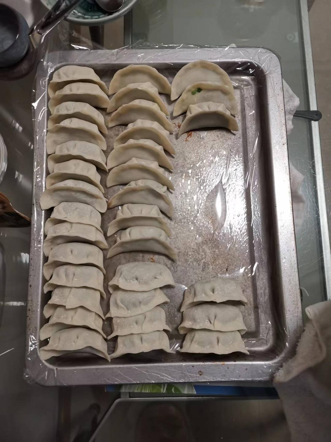 韭菜猪肉饺子(附擀皮和最简单的饺子包法)