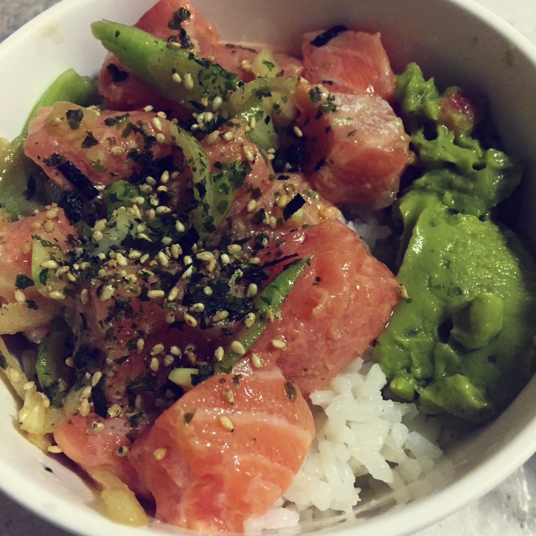 三文鱼牛油果盖饭，风靡夏威夷的Poke拌饭