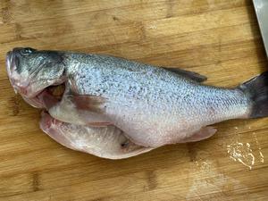 清蒸鲈鱼😋超鲜美❗️的做法 步骤1