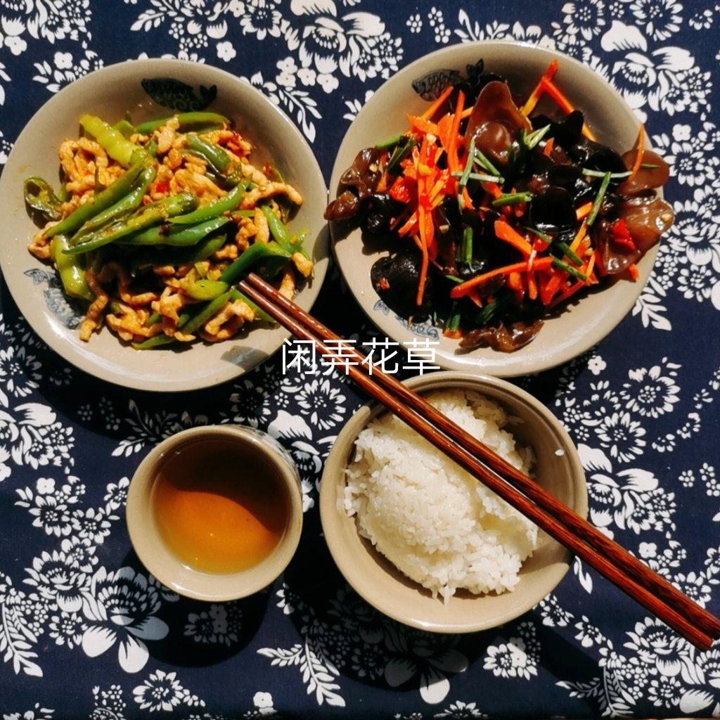 经典的家常菜，青椒炒肉丝，简单的食材也能做出如此美味