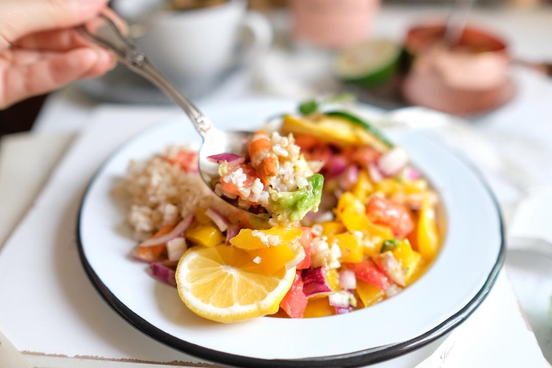 鲜虾牛油果萨萨酱拌糙米饭【健康一锅端】的做法