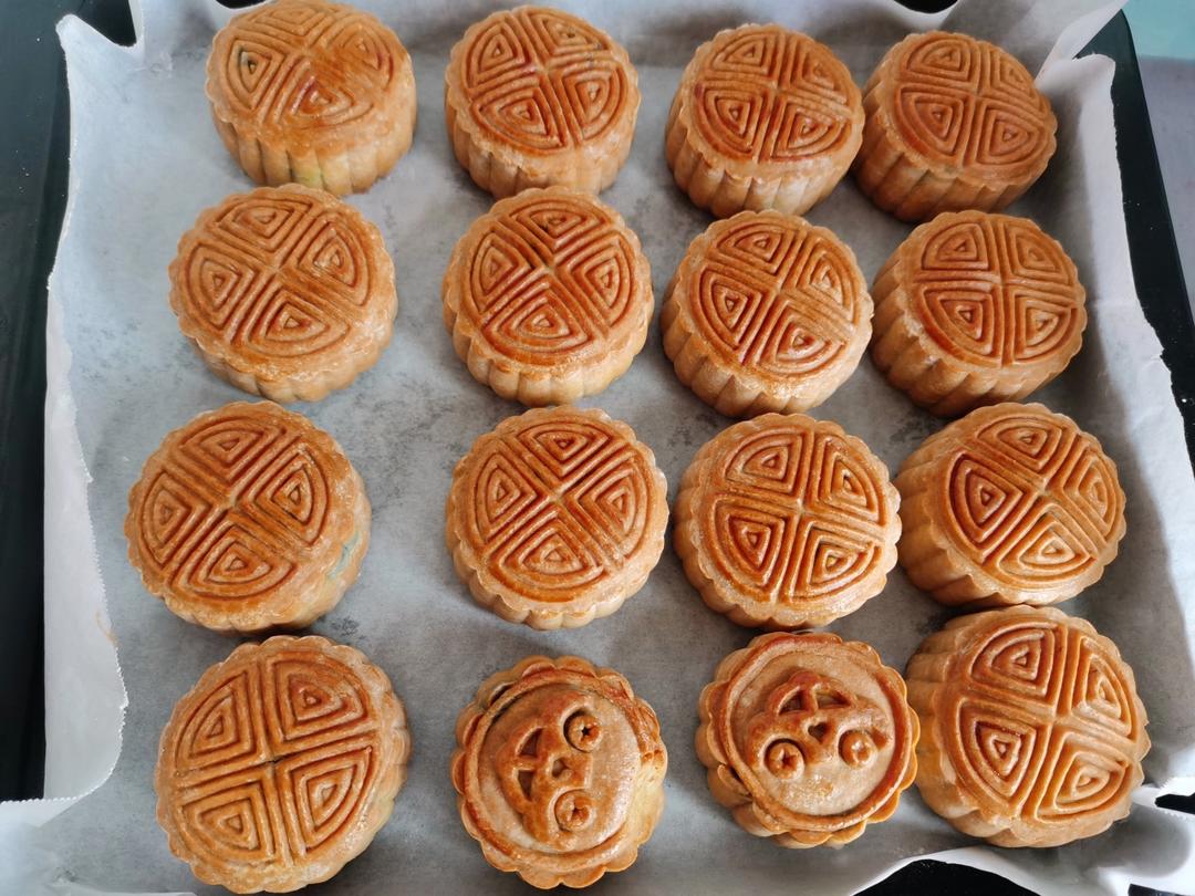 广式月饼—蛋黄芝麻月饼