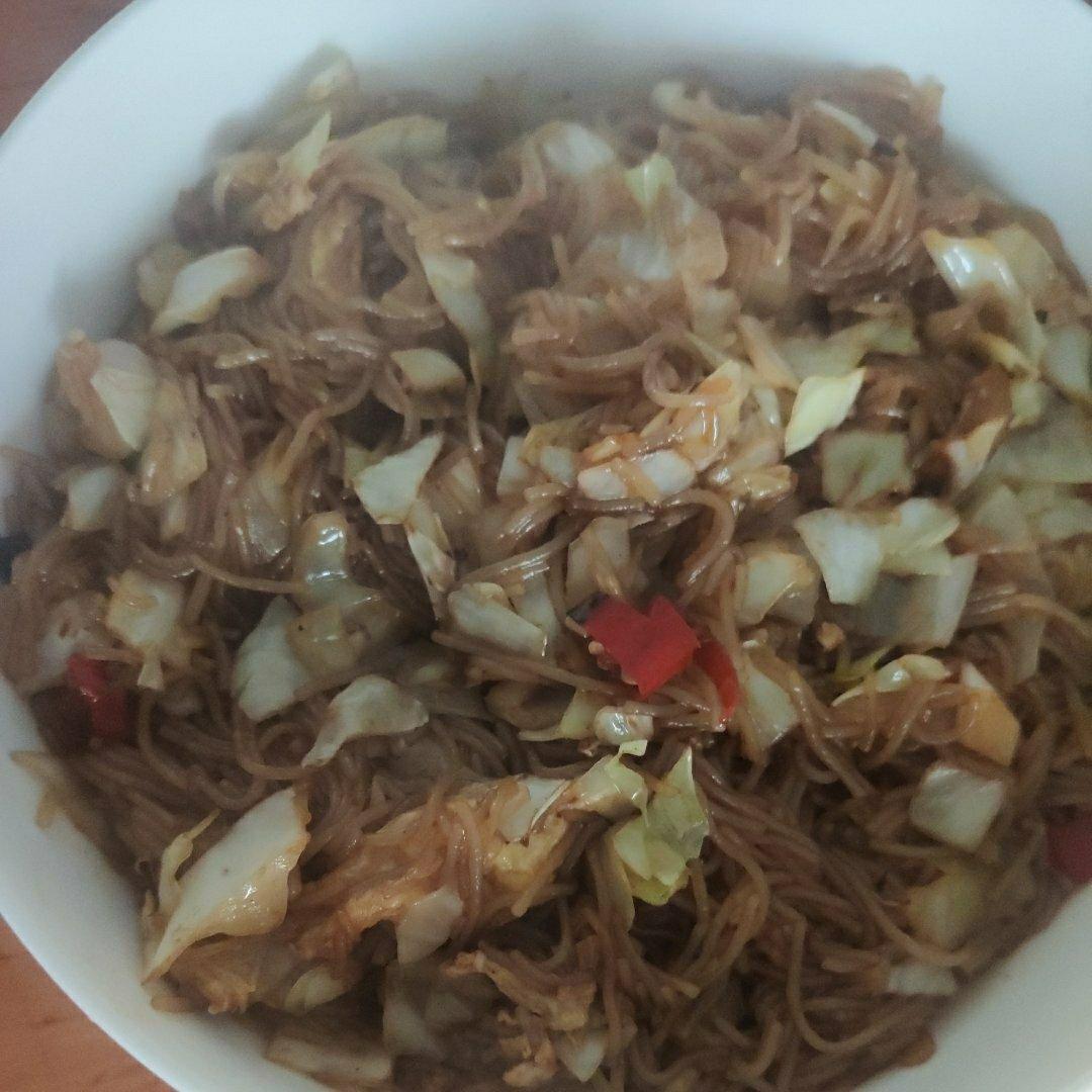 看似普通却超级下饭的圆白菜炒粉丝