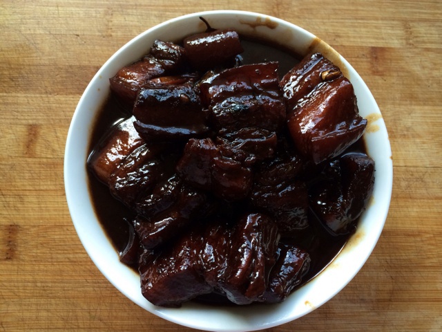 吃着碗里望着锅里的红烧肉