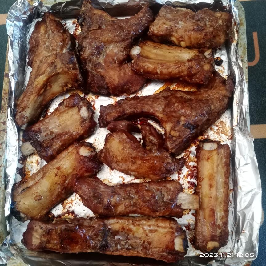 外焦里嫩！好吃到舔手指的蒜香烤排骨