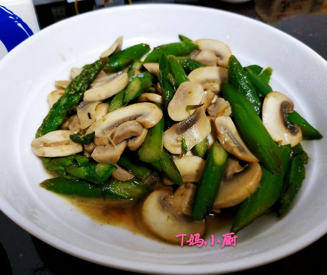 芦笋炒蘑菇
