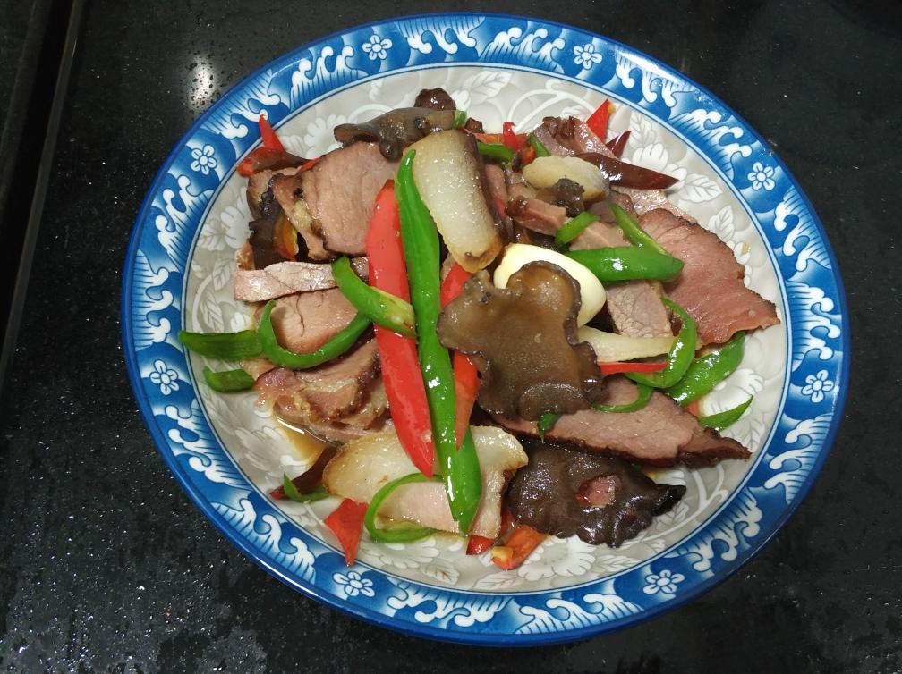 熏肉炒辣椒的做法