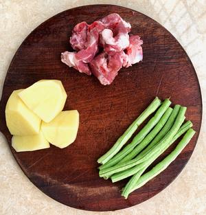 超级简单的东北菜｜土豆豆角炖排骨的做法 步骤1