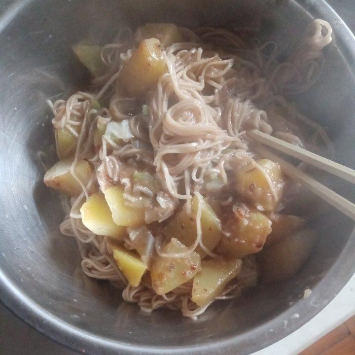 千万别学我这样做焖面！我怕你吃三碗都不够