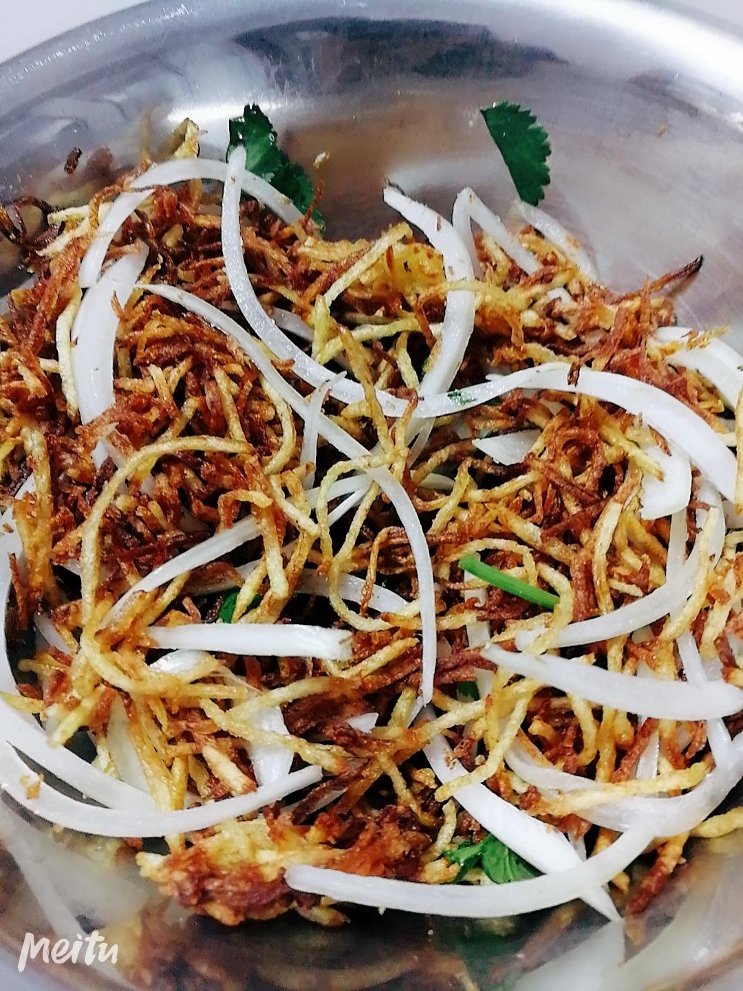 炸土豆丝拌洋葱香菜老虎菜