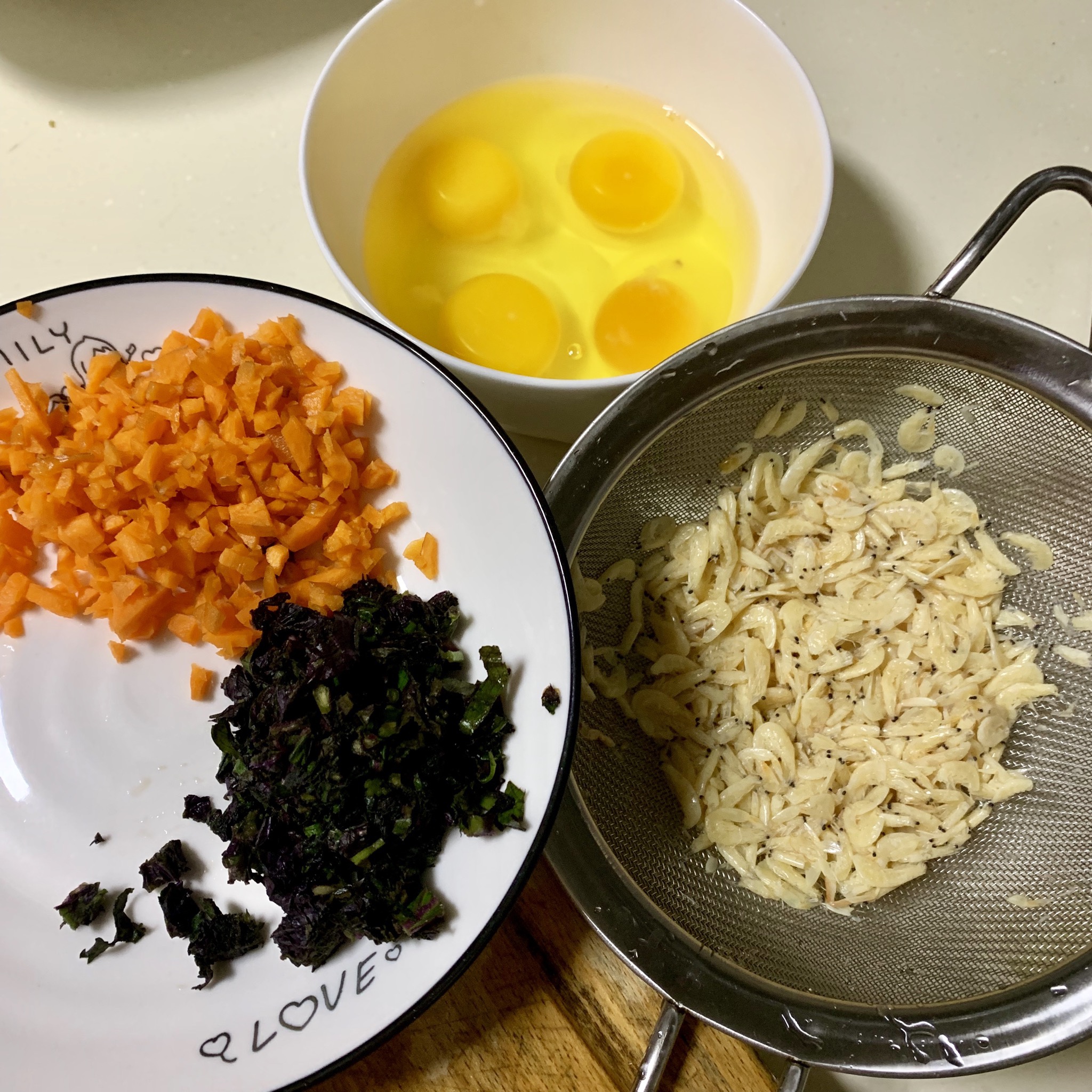紫苏虾皮香煎蛋的做法 步骤2