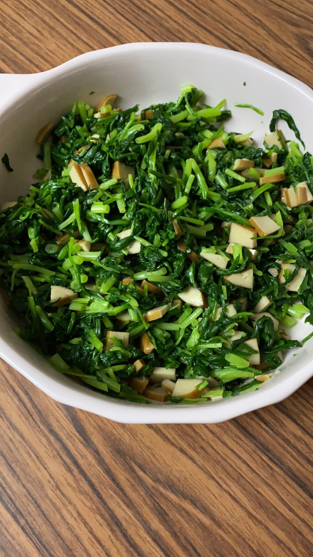 【马兰头拌香干】要想马兰头碧绿爽脆，拌前得多这一步！