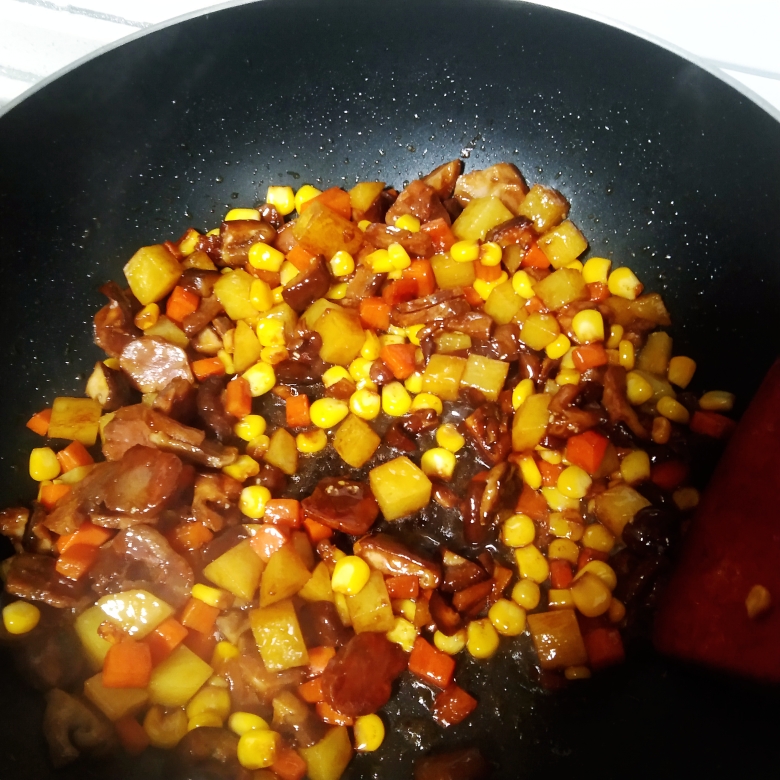 腊肠 土豆 玉米 香菇焖饭 懒人焖饭 快手菜饭 超级简单好吃的做法