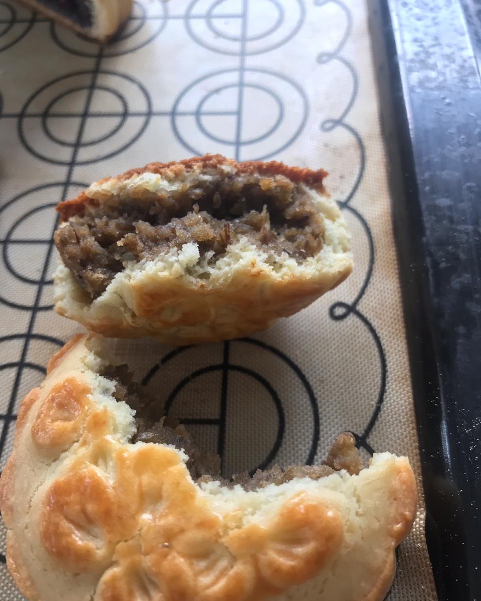 红莲蓉奶油皮月饼