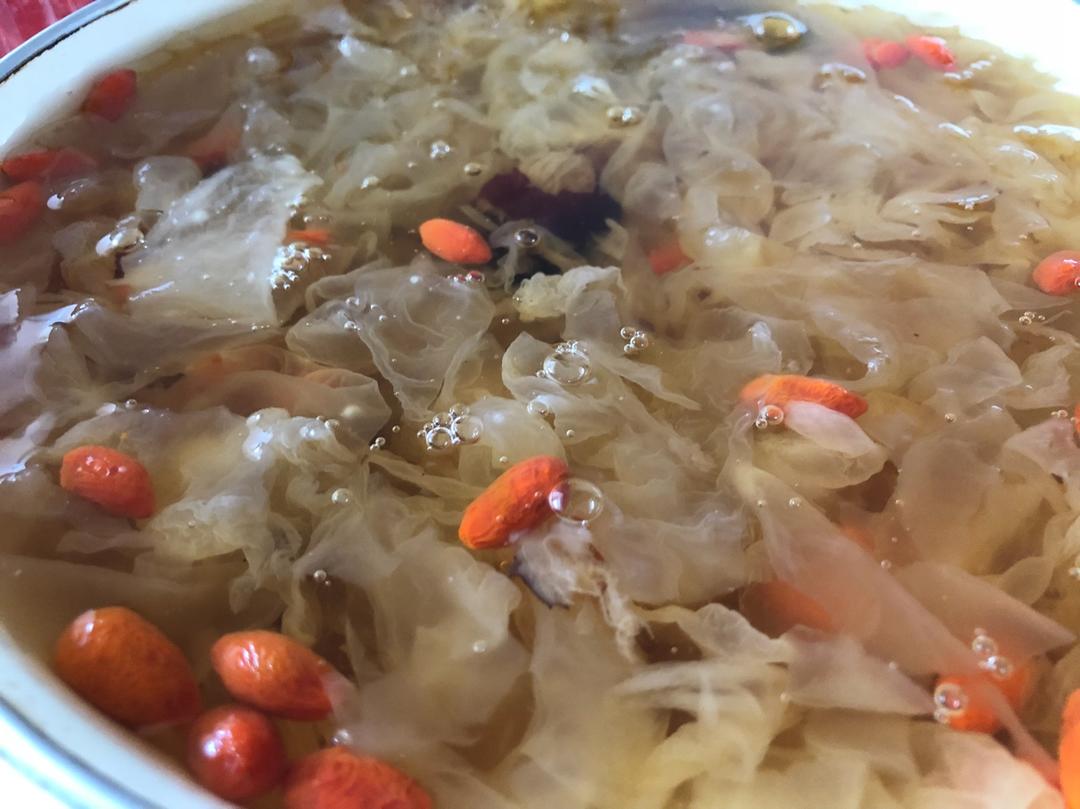 冰糖银耳红枣汤