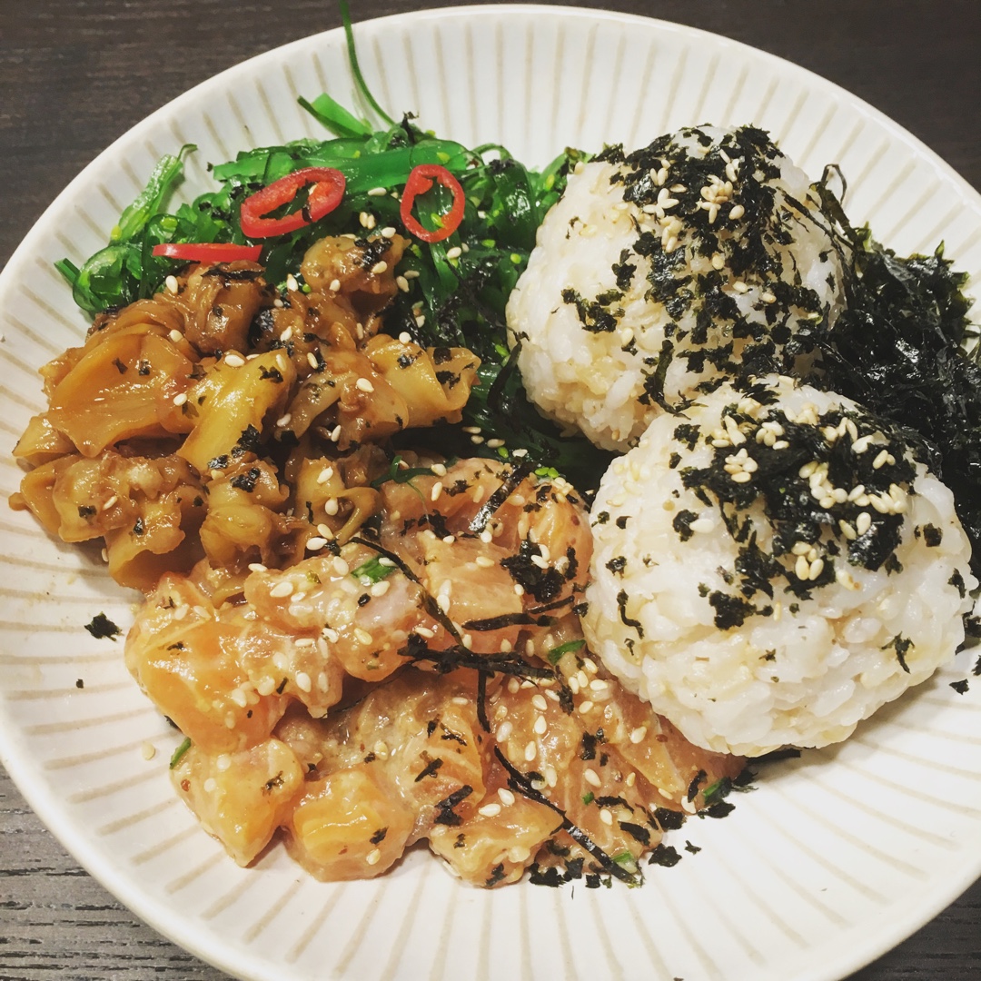 三文鱼牛油果盖饭，风靡夏威夷的Poke拌饭