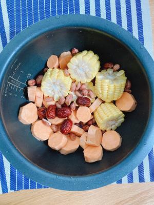 地瓜玉米红枣花生汤的做法 步骤1