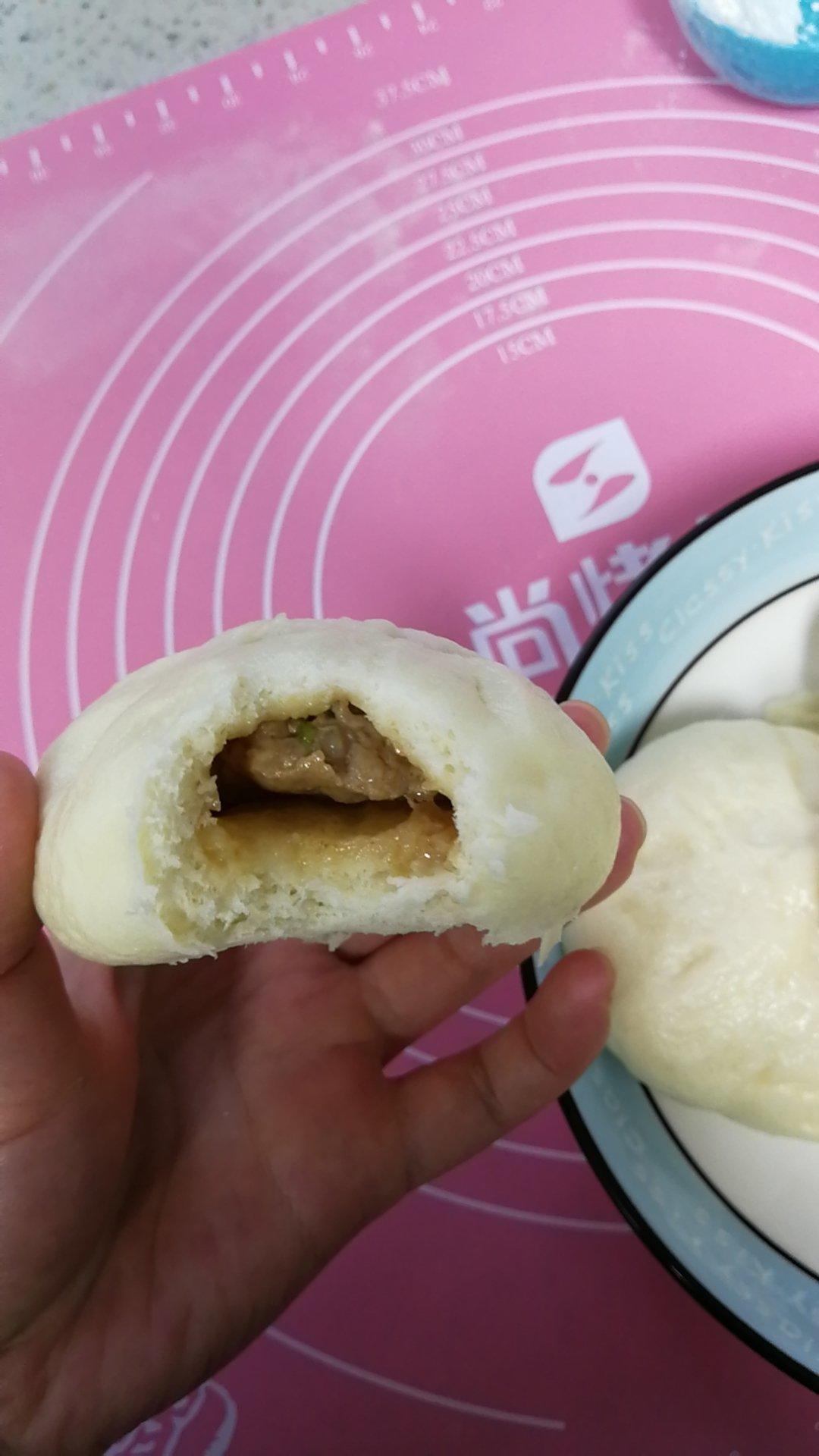 松软多汁的肉包子