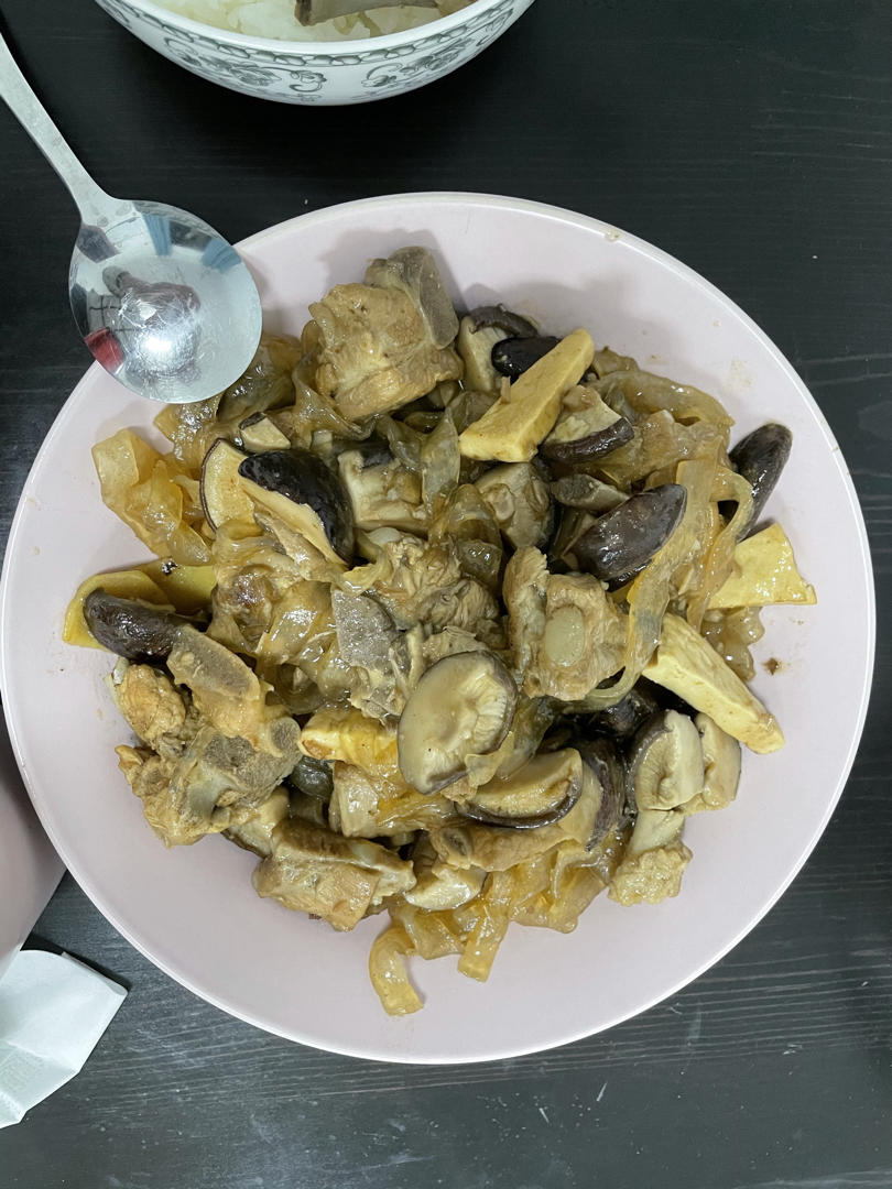 香菇比肉还好吃的红烧香菇排骨！
