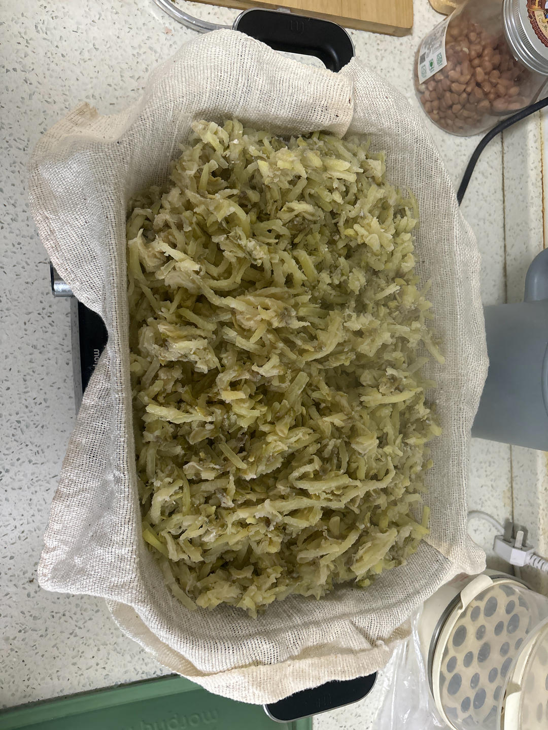 陕北槐花蒸洋芋擦擦