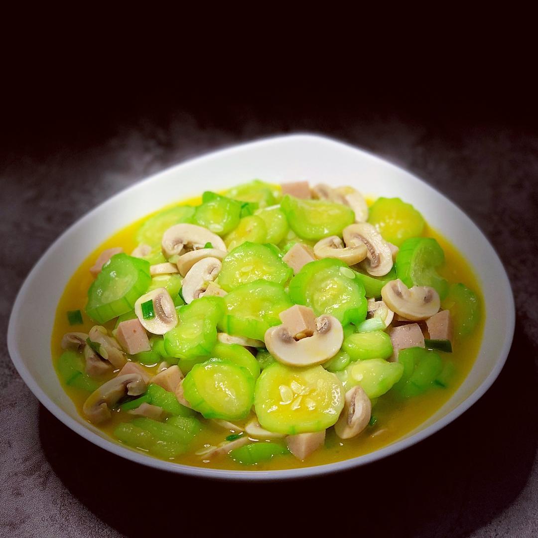 鹏妈在奔跑做的丝瓜炒蘑菇