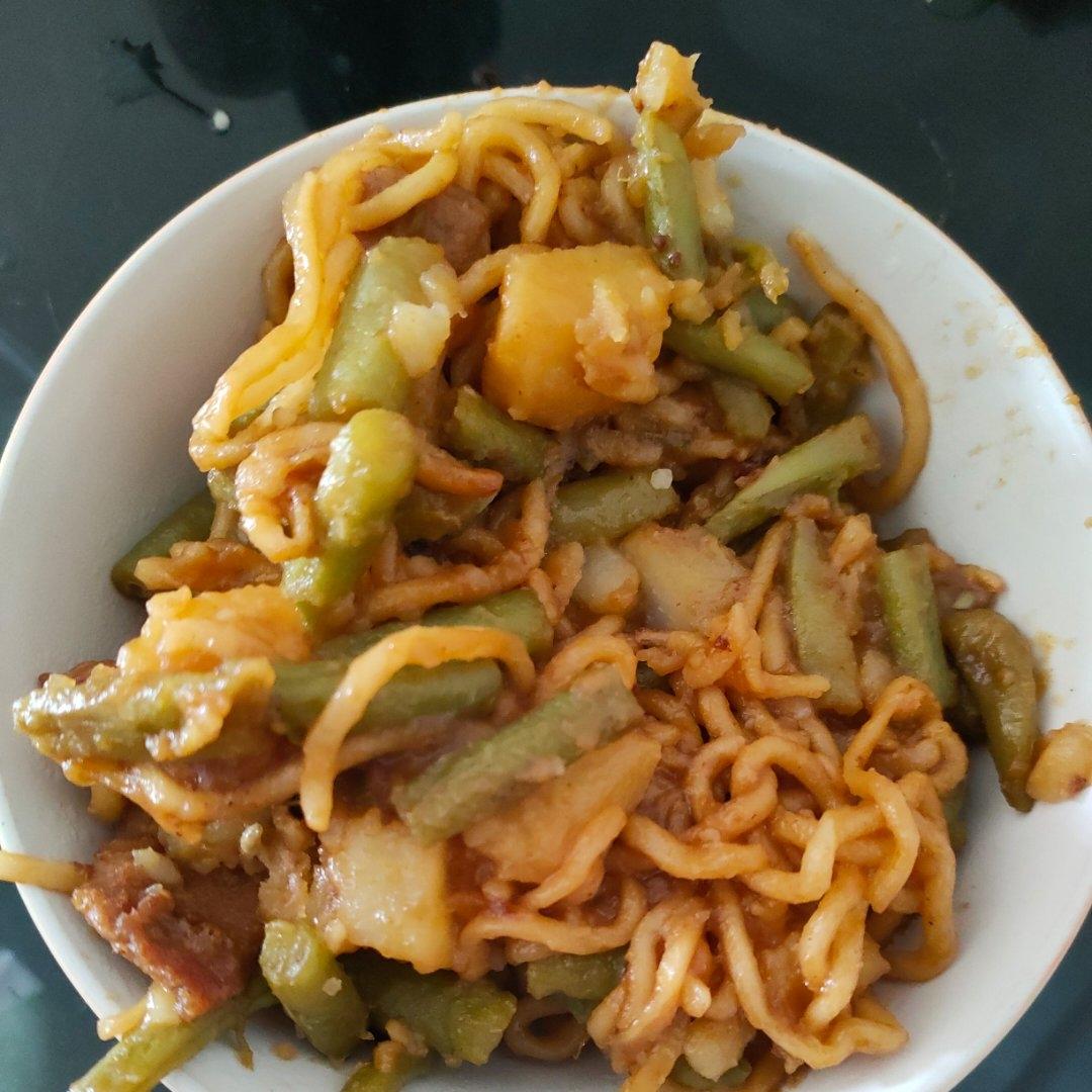 五花肉豆角土豆铁锅焖面