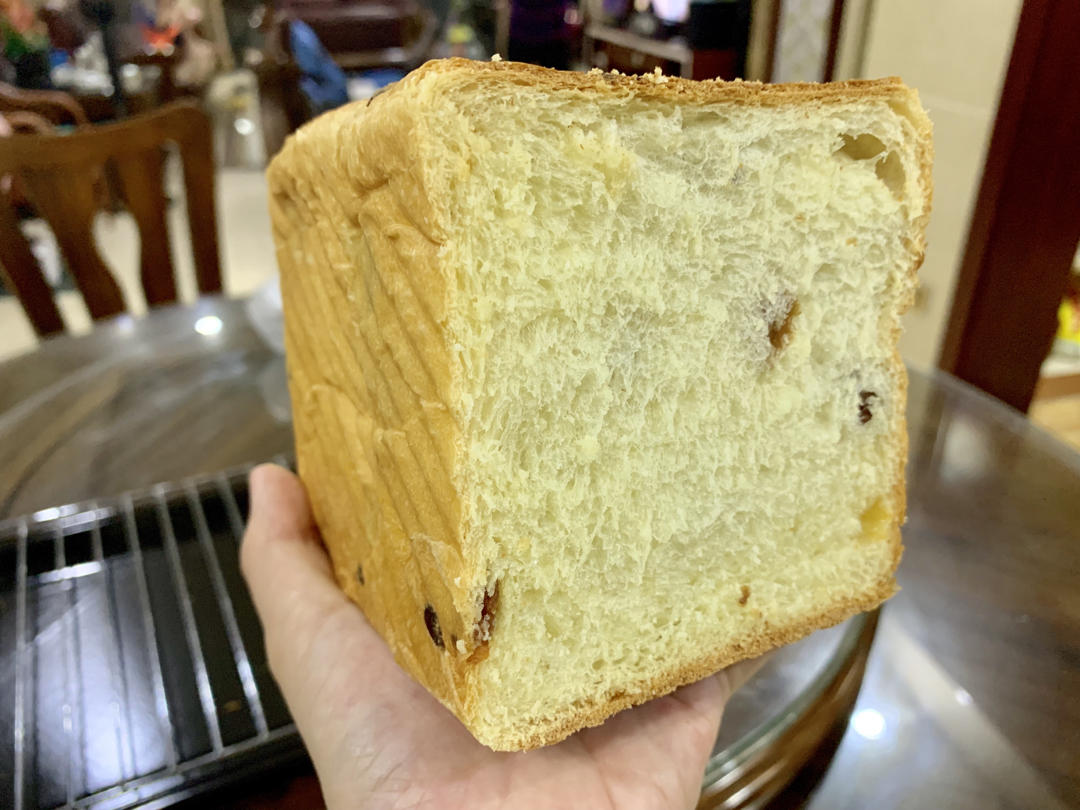 我最近每天做一个的葡萄干吐司，真的超松软好吃！