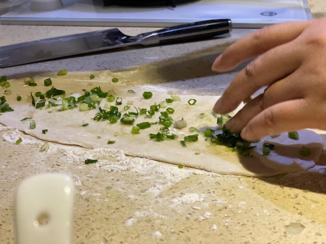 家常葱油饼 柔软多层 凉了也不硬 附细节视频详解