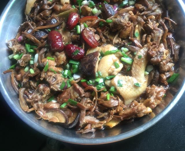 冬菇红栆金针菜蒸鸡的做法