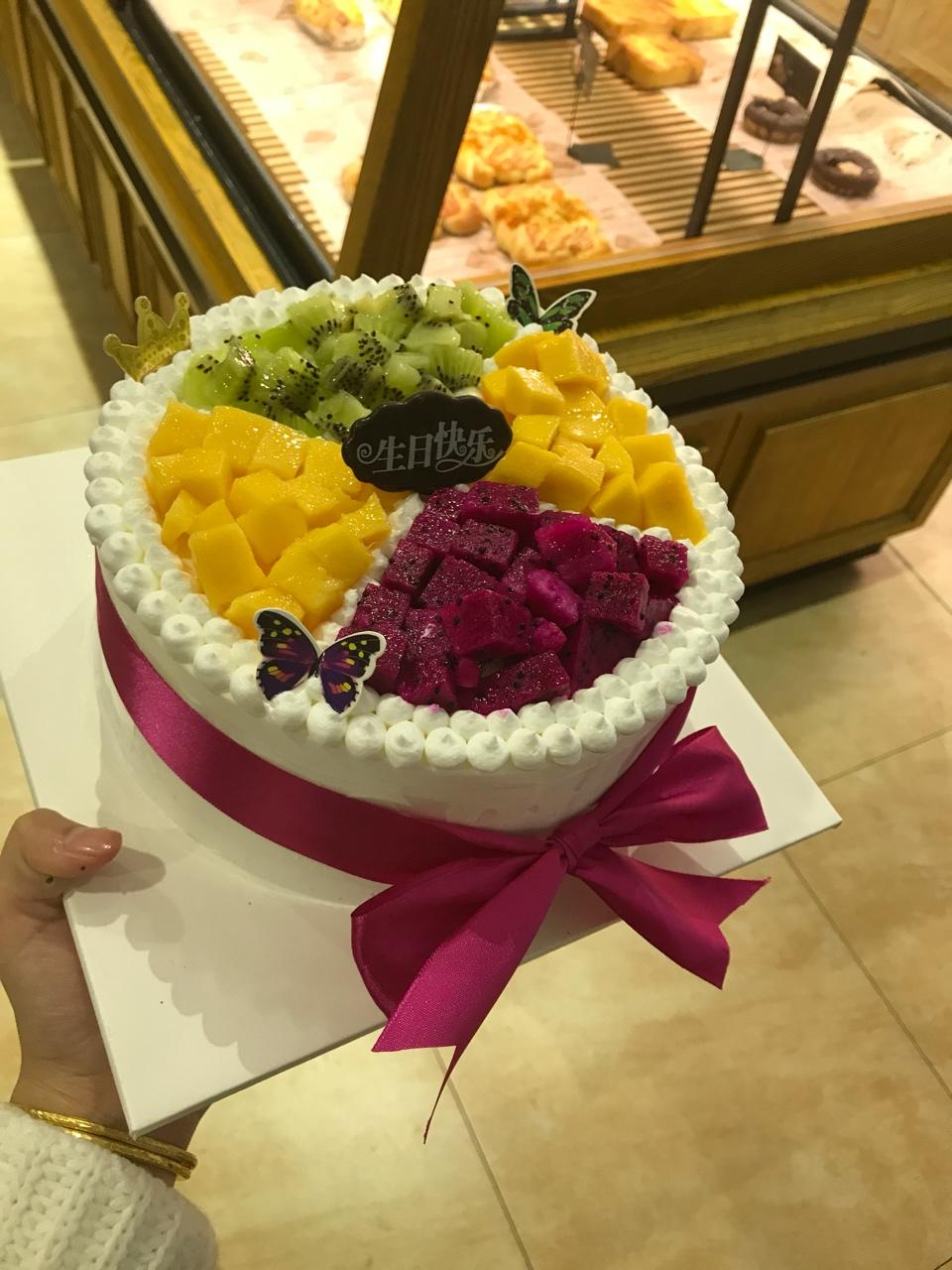 shara_star做的8寸水果蛋糕