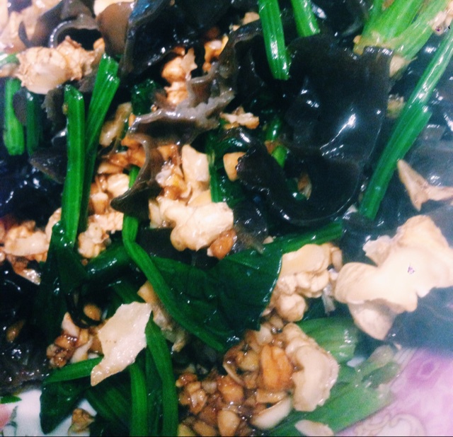 果仁菠菜拌木耳