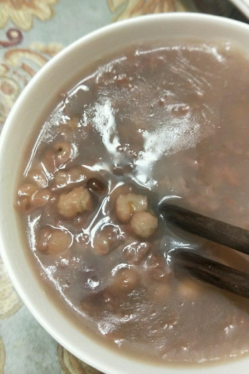 红豆薏米粥 (Red Bean and Pearl Barley Congee)