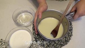 酸奶意式奶冻 yogurt panna cotta 视频菜谱（10分钟超快手甜点）的做法 步骤4